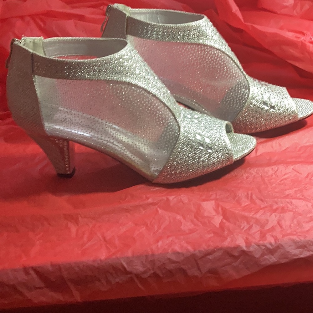 STATUTES silver kitten high heel/shoes. Size 10M. Sparkly glasslike design.